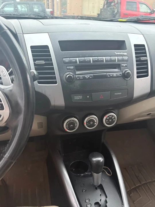2008 Mitsubishi Outlander - Image 3 of 15
