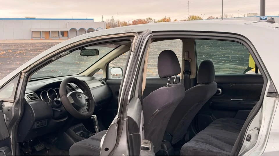 2008 Nissan Versa - Image 10 of 17