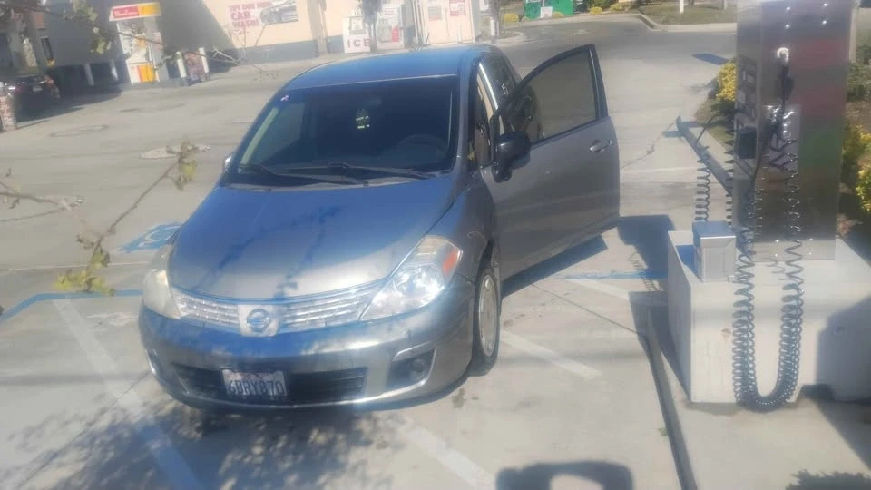 2008 Nissan Versa - Image 2 of 4