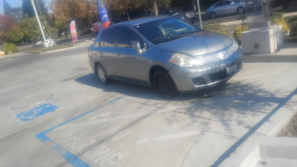 2008 Nissan Versa - Image 4 of 4