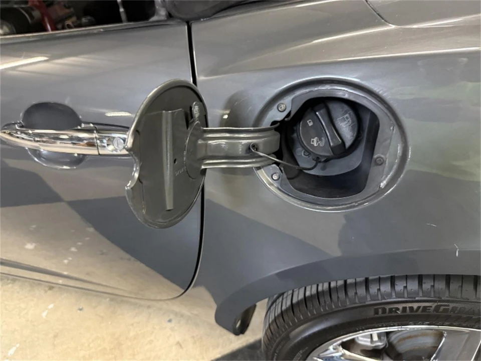 2008 Saturn Sky - Image 13 of 31