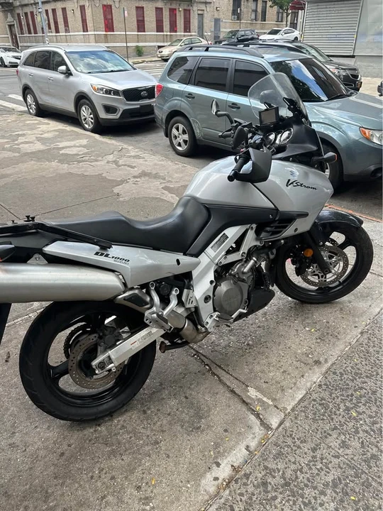 2008 Suzuki - Image 2 of 6