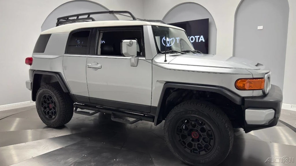 2008 Toyota FJ Cruiser - Image 9 of 24