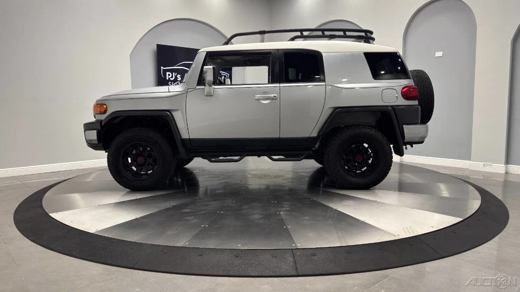 2008 Toyota FJ Cruiser - Image 2 of 24