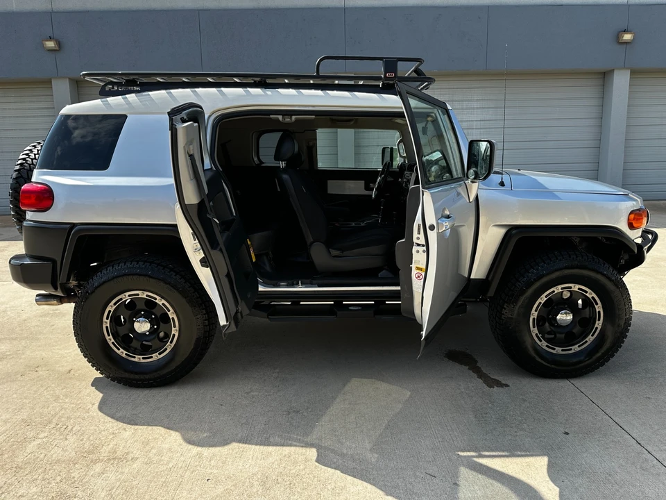 2008 Toyota FJ Cruiser - Image 15 of 31