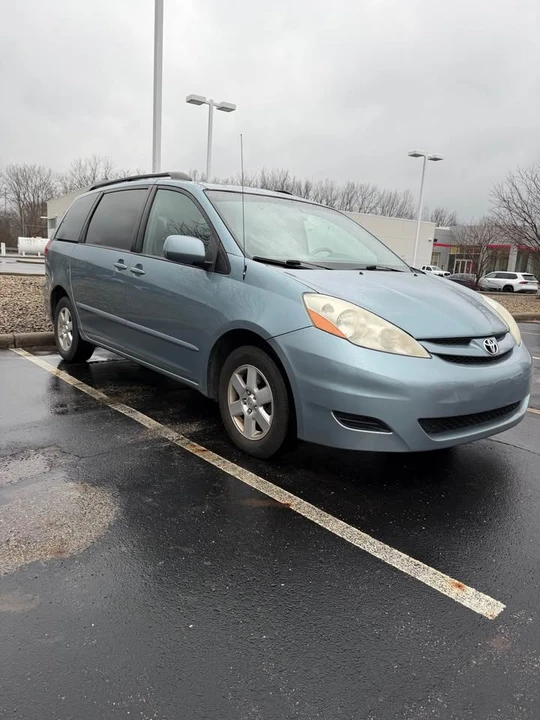 2008 Toyota Sienna 2nd Gen - Image 2 of 8
