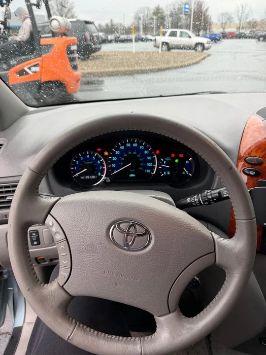 2008 Toyota Sienna 2nd Gen - Image 5 of 8