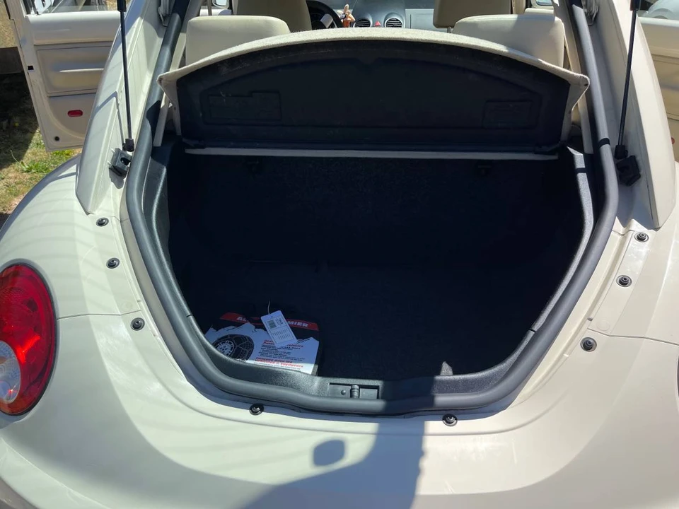 2008 Volkswagen New Beetle - Image 10 of 23