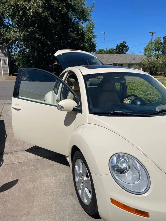 2008 Volkswagen New Beetle - Image 2 of 23