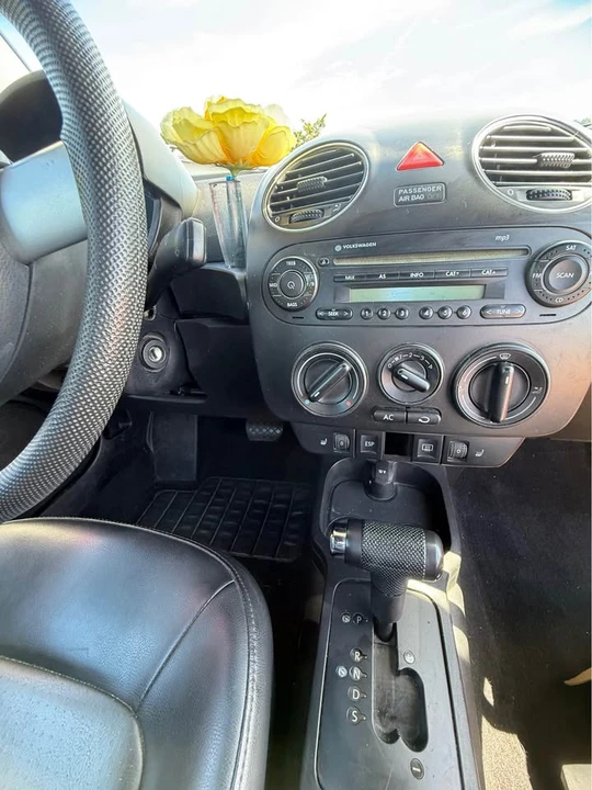 2008 Volkswagen New Beetle - Image 9 of 12