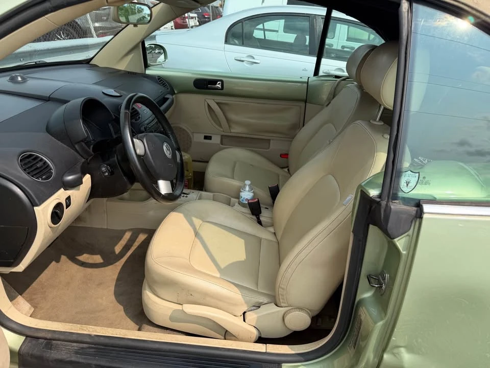 2008 Volkswagen New Beetle - Image 10 of 11
