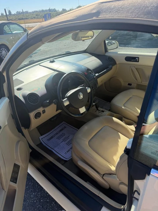 2008 Volkswagen New Beetle - Image 10 of 12