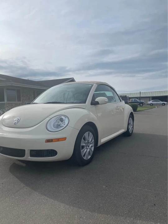 2008 Volkswagen New Beetle - Image 2 of 10