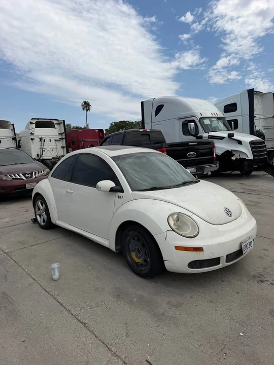 2008 Volkswagen New Beetle - Image 2 of 8