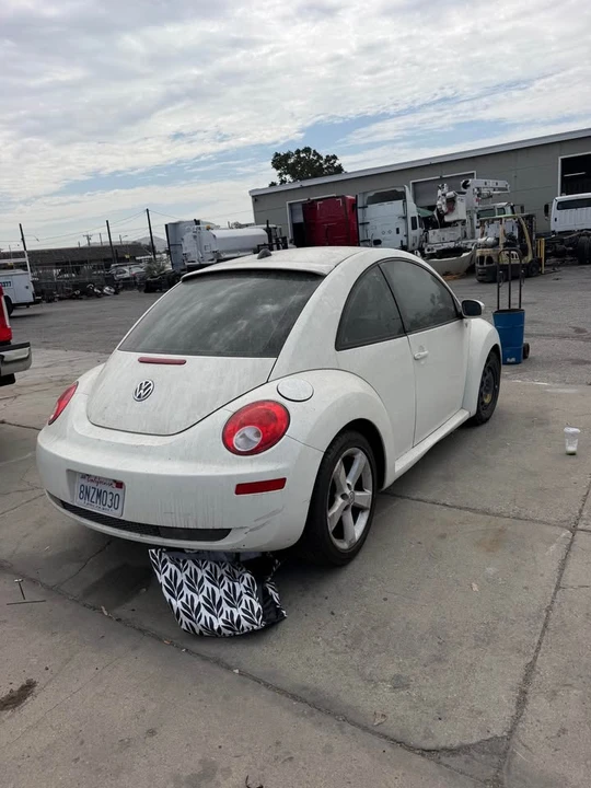2008 Volkswagen New Beetle - Image 6 of 8
