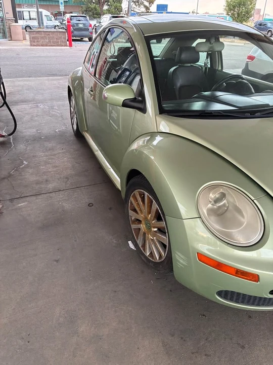 2008 Volkswagen New Beetle - Image 2 of 5