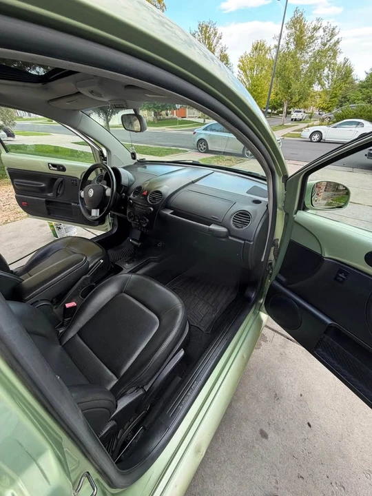 2008 Volkswagen New Beetle - Image 10 of 12