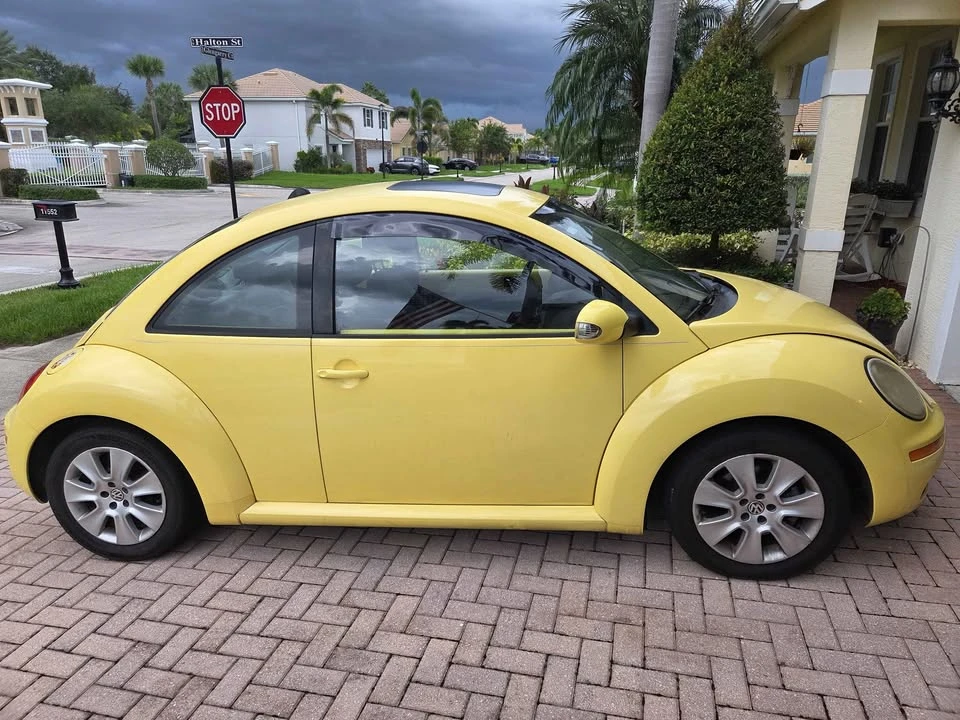 2008 Volkswagen New Beetle - Image 2 of 11