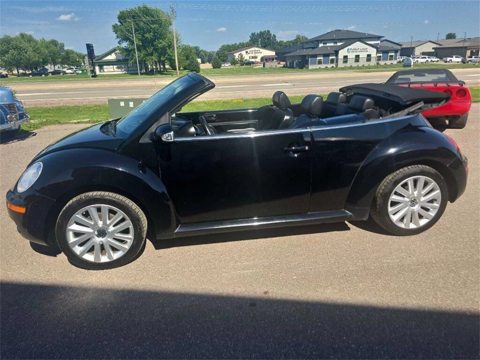 2008 Volkswagen New Beetle - Image 2 of 31