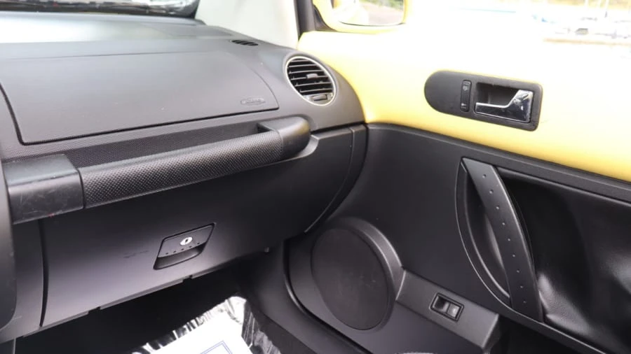 2008 Volkswagen New Beetle - Image 9 of 18