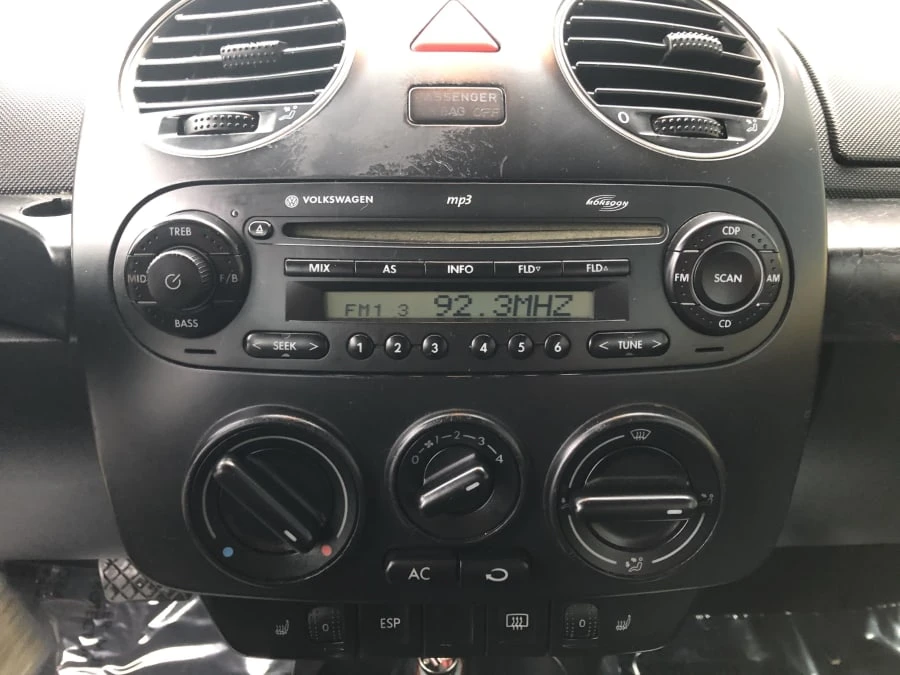 2008 Volkswagen New Beetle - Image 9 of 11