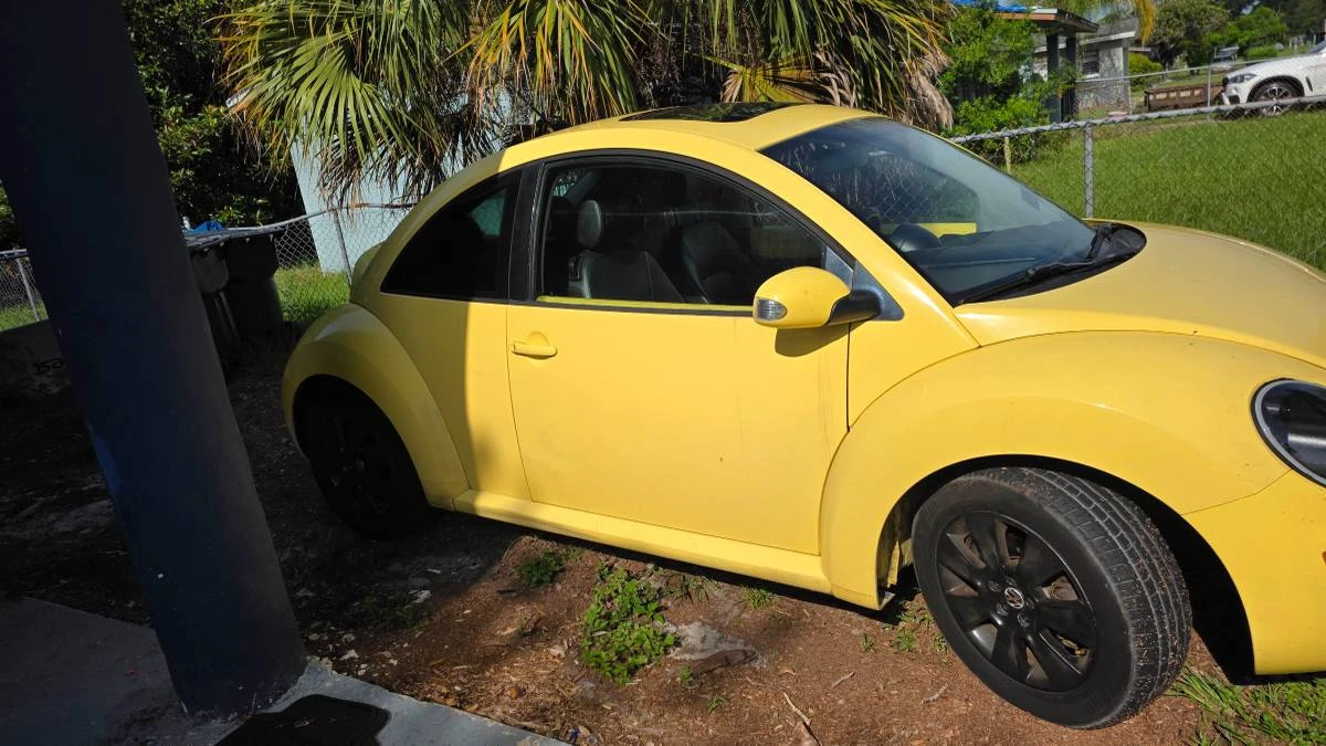 2008 Volkswagen New Beetle - Image 6 of 8