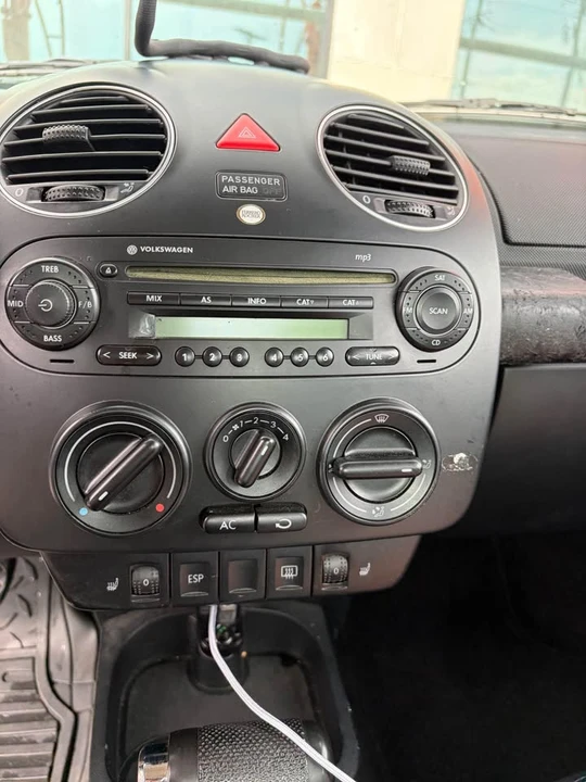 2008 Volkswagen New Beetle - Image 11 of 16