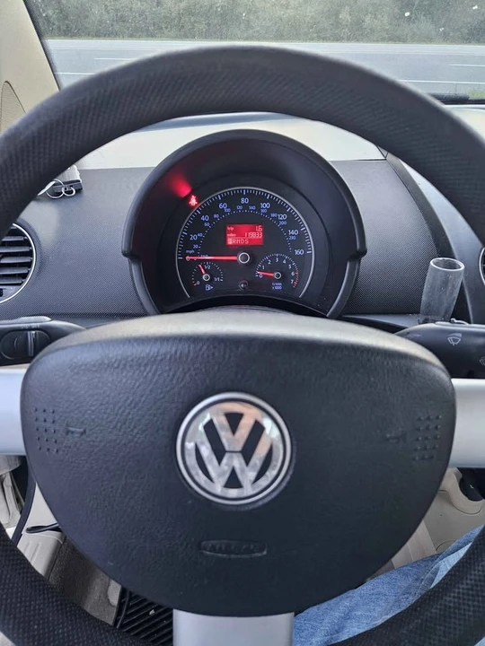 2008 Volkswagen New Beetle - Image 9 of 13