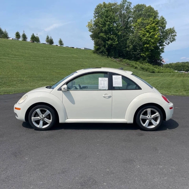 2008 Volkswagen New Beetle - Image 2 of 17