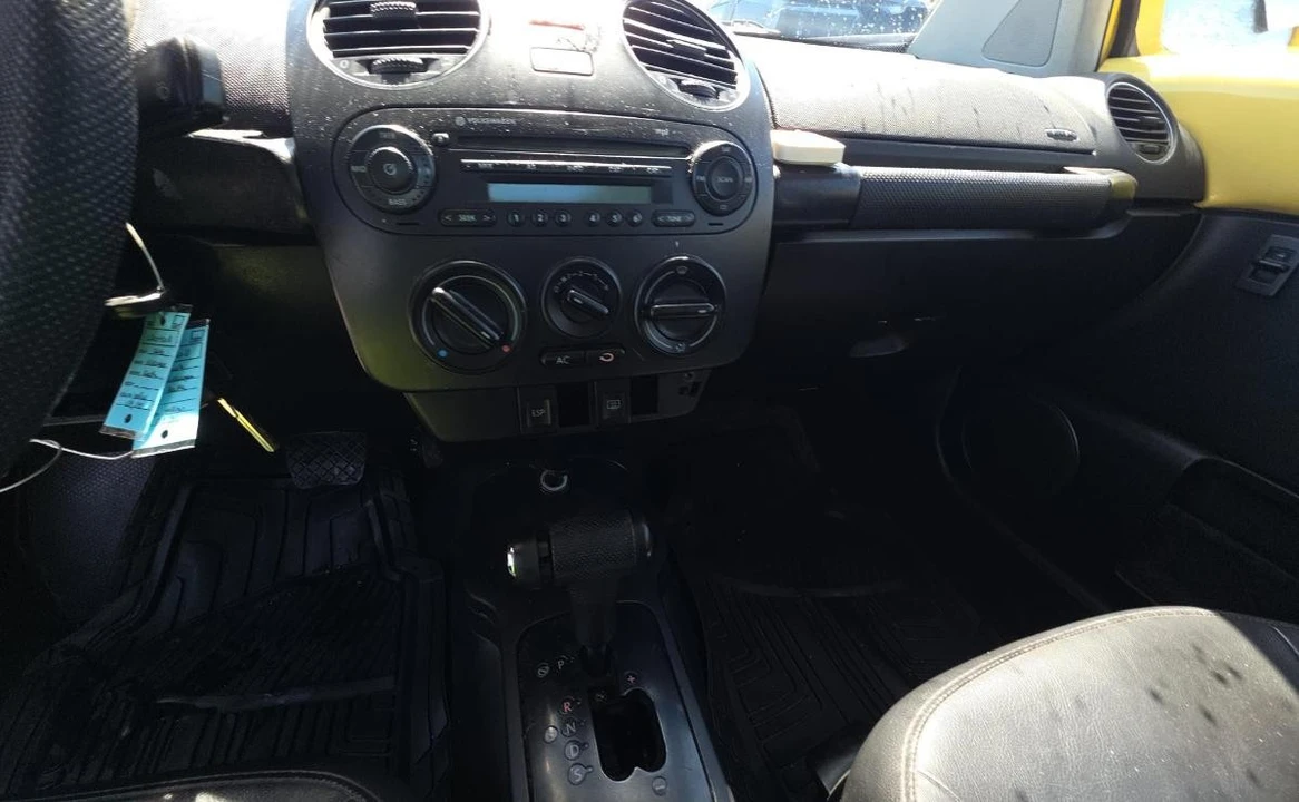 2008 Volkswagen New Beetle - Image 10 of 13