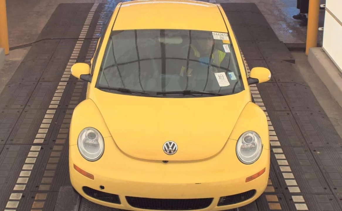 2008 Volkswagen New Beetle - Image 2 of 13