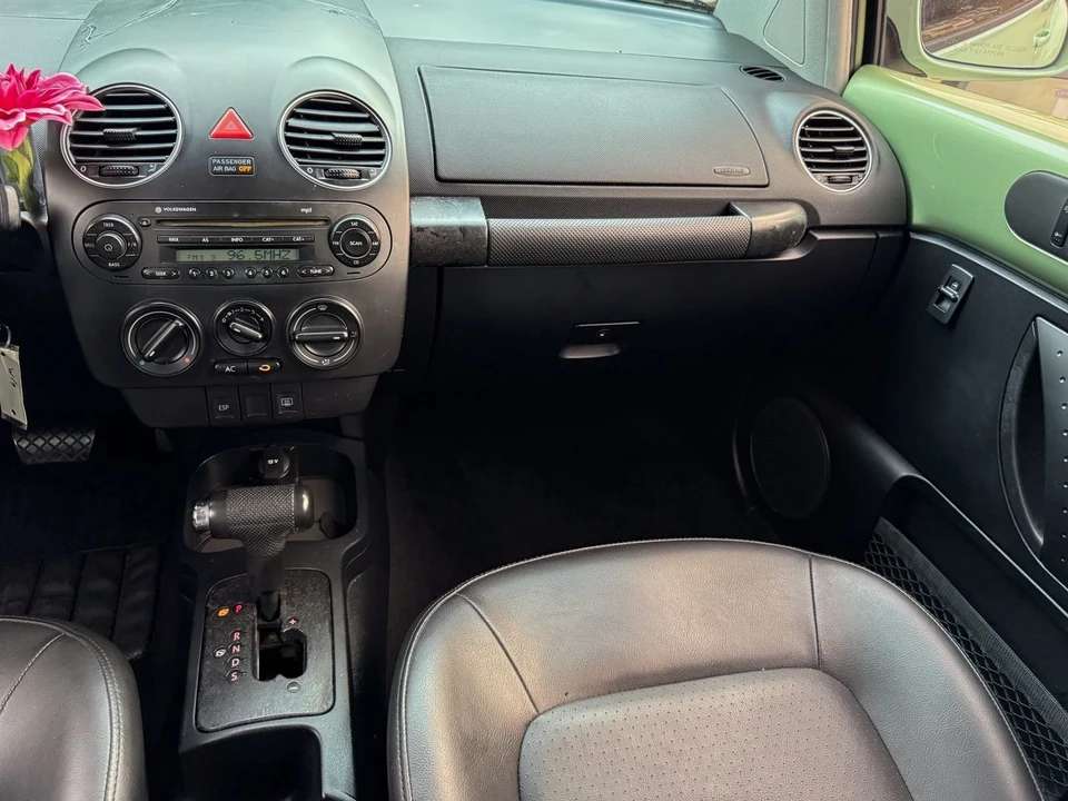 2008 Volkswagen New Beetle - Image 11 of 12