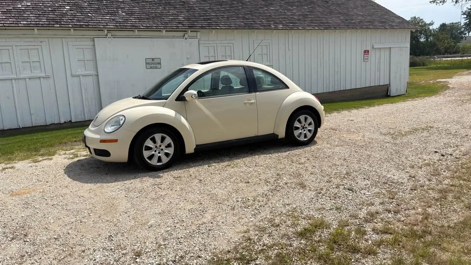 2008 Volkswagen New Beetle - Image 2 of 11