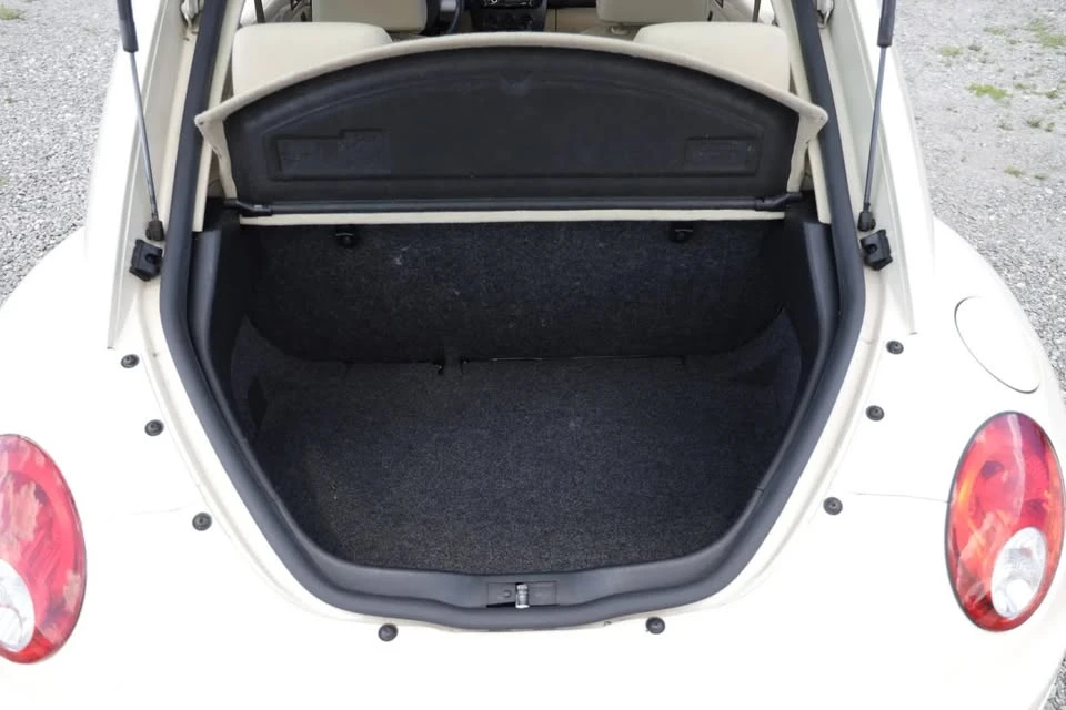 2008 Volkswagen New Beetle - Image 11 of 12