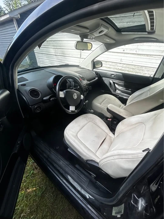 2008 Volkswagen New Beetle - Image 2 of 6