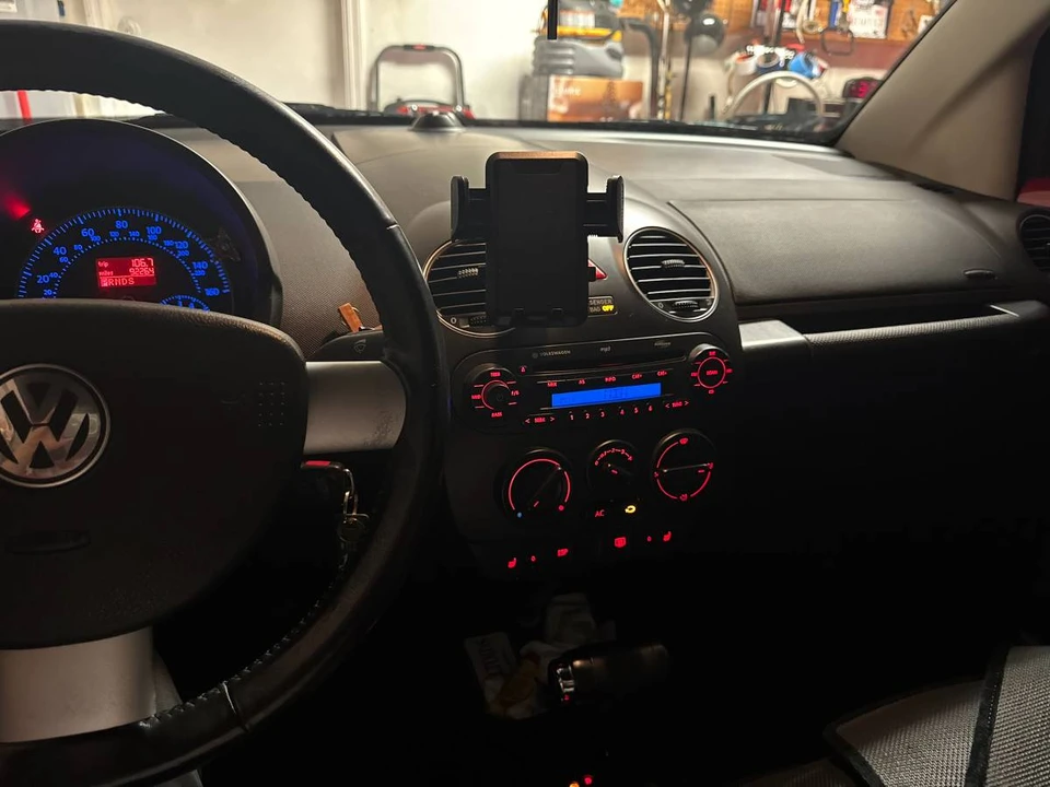 2008 Volkswagen New Beetle - Image 2 of 8