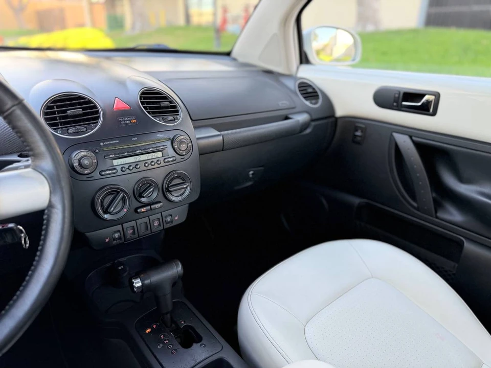 2008 Volkswagen New Beetle - Image 15 of 20