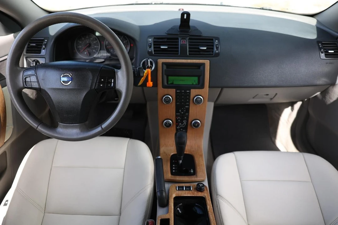 2008 Volvo C70 2nd Gen - Image 2 of 21