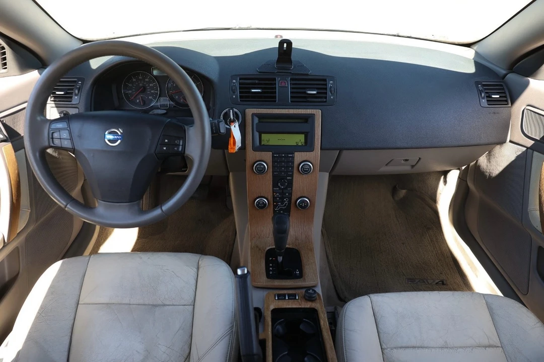 2008 Volvo C70 2nd Gen - Image 2 of 12