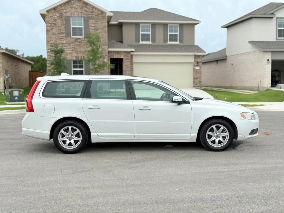 2008 Volvo V70 3rd Gen - Image 2 of 21