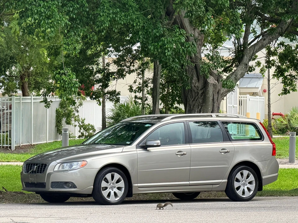2008 Volvo V70 3rd Gen - Image 2 of 31