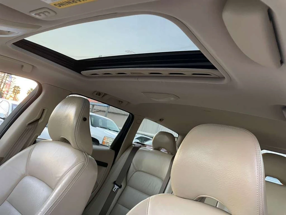 2008 Volvo XC70 3rd Gen - Image 11 of 17