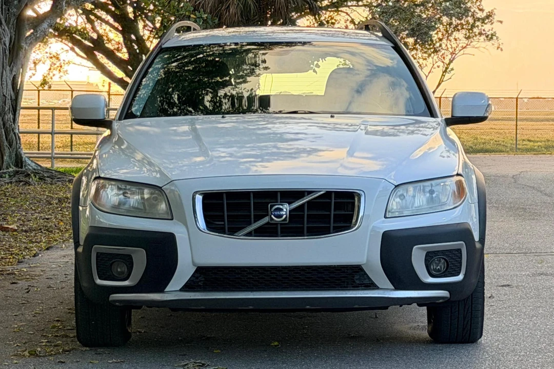 2008 Volvo XC70 3rd Gen - Image 2 of 31