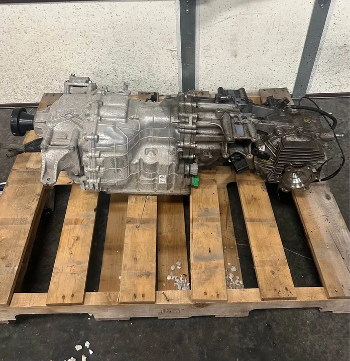 2009 Parts & Memorabilia Gearboxes - Image 2 of 8