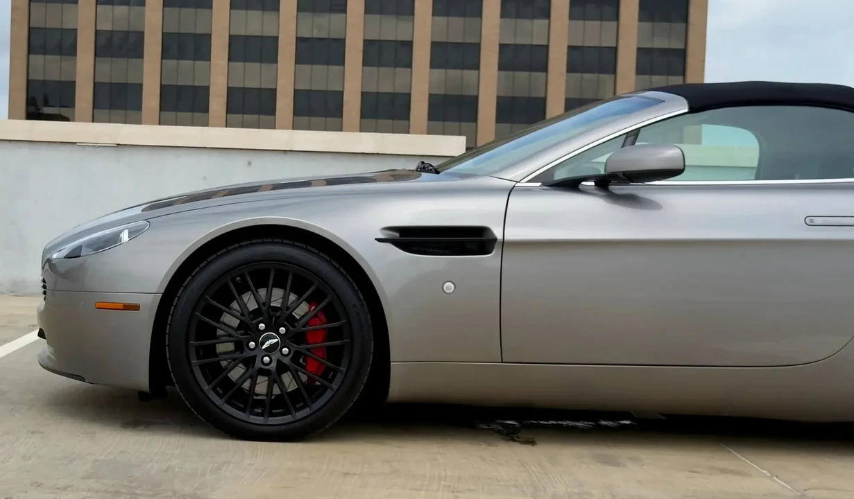 2009 Aston Martin Vantage - Image 19 of 31