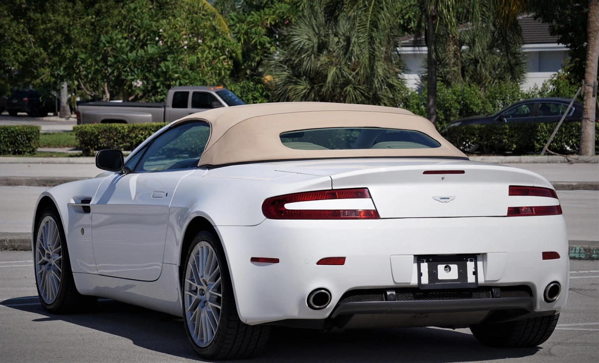 2009 Aston Martin Vantage - Image 16 of 31