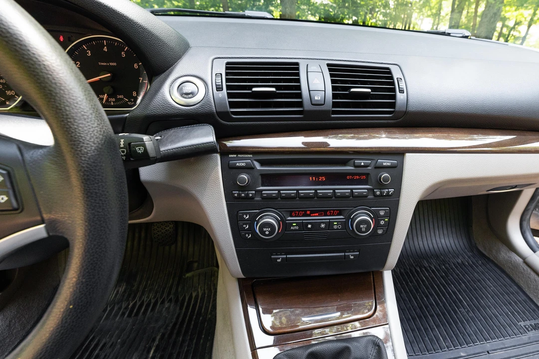 2009 BMW E82 135i & 135is - Image 26 of 31