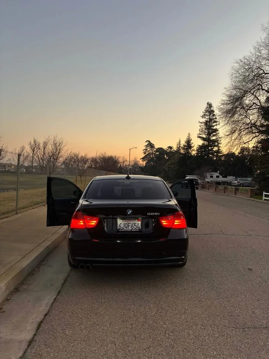 2009 BMW E90 3 Series Sedan - Image 2 of 4