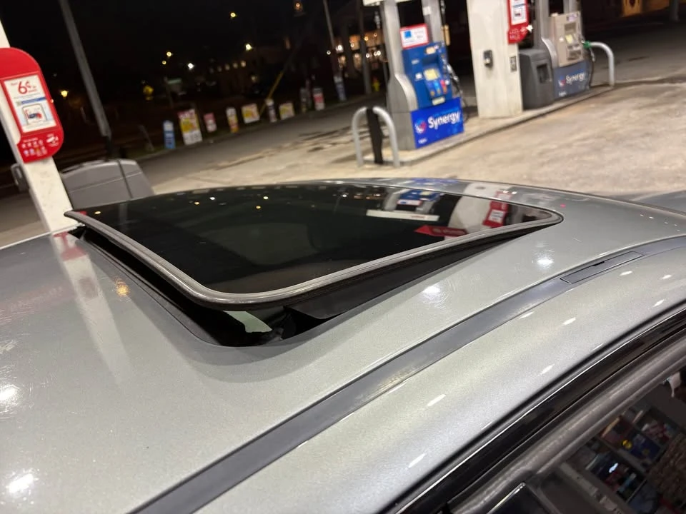 2009 BMW E90 3 Series Sedan - Image 2 of 9