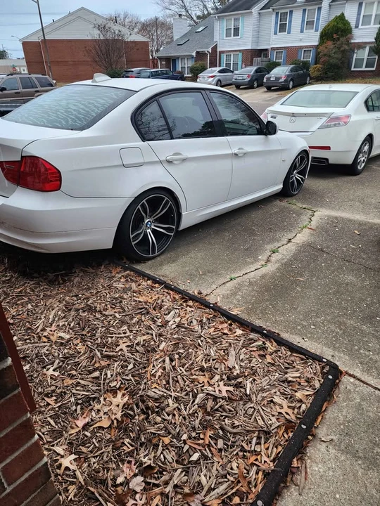 2009 BMW E90 3 Series Sedan - Image 2 of 6